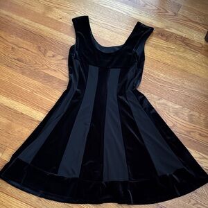 dressbarn Elegant Black  Sleeveless Dress with Velvet Panels. Size Petite 8